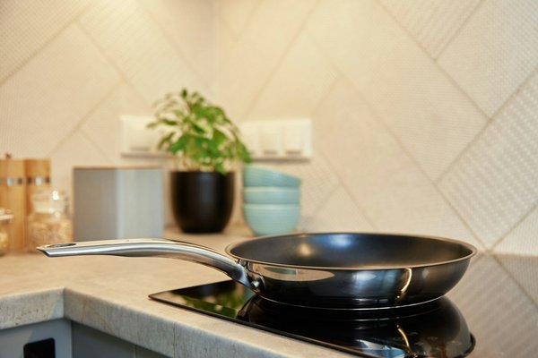 What are the benefits of induction cooktops for UK homeowners?
